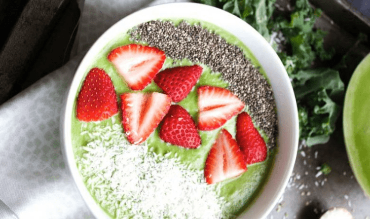 Bowl cremoso verde y fresas