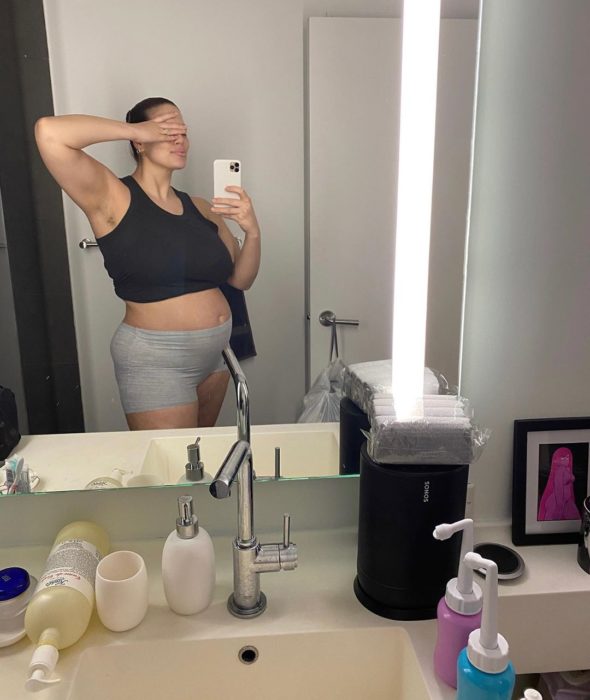 Ashley Graham tomando una selfie después de algunas semanas de postparto