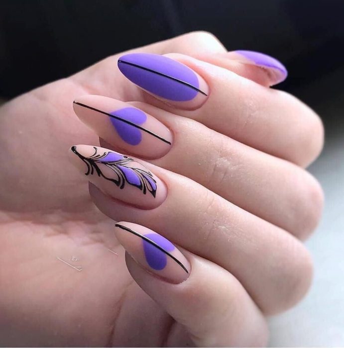 Manicura en tonos lilas con efecto mate y tonalidades negro y color beige