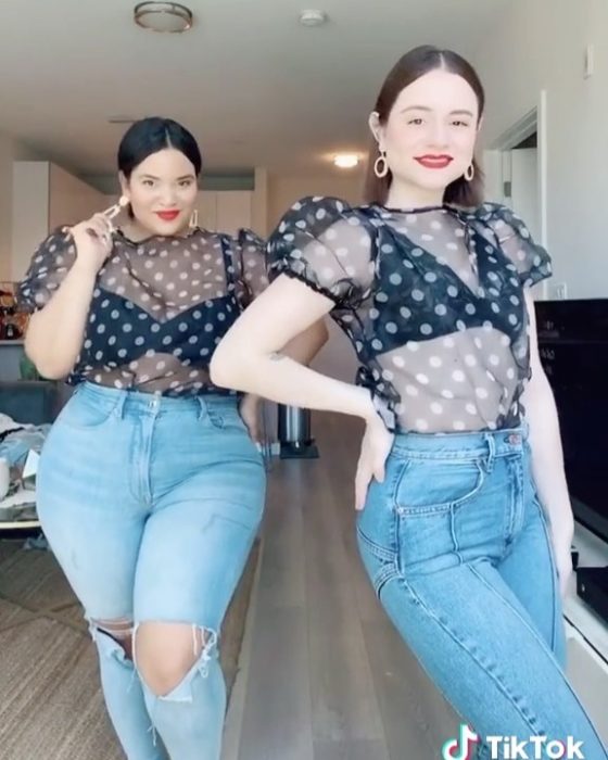 Maria y Denise usando jeans y blusa de transparencia