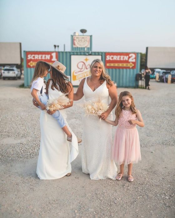 Brie y Lindsey, con sus hijas en el autocinema 