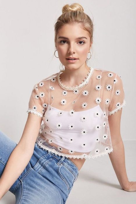 Chica usando top blanco y crop top de manga corta de transparencia