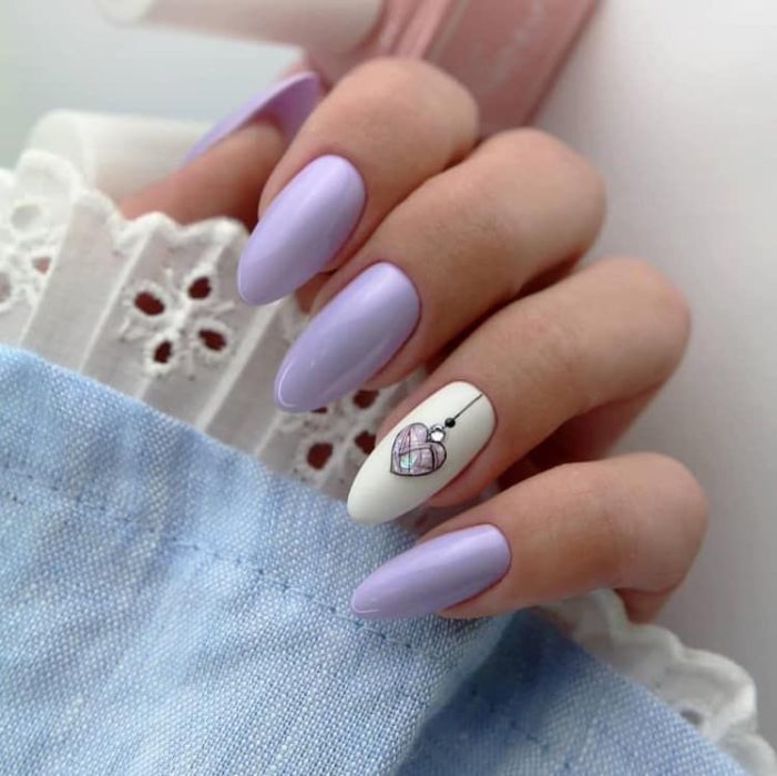 Manicura en tonos lilas con efecto mate y detalle en un dedo