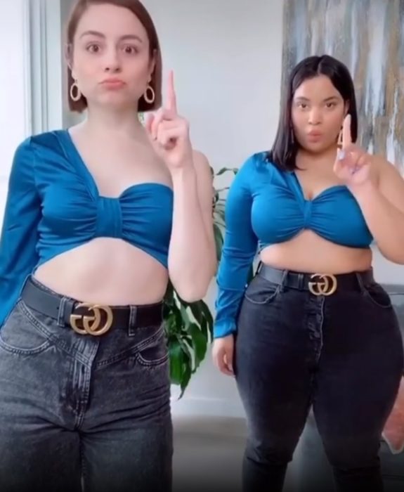 Maria y Denise usando crop top azul rey