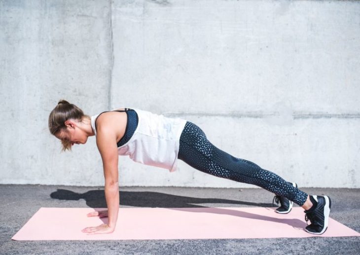 Mujer realizando ejercicios de plancha