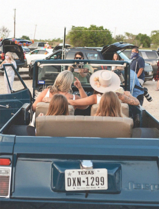 Bri y Lindsey con sus hijas en el auto