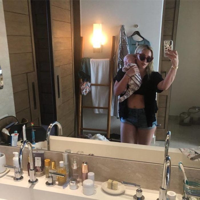 Hilary Duff tomnado una selfie de ella y su bebé recién nacida