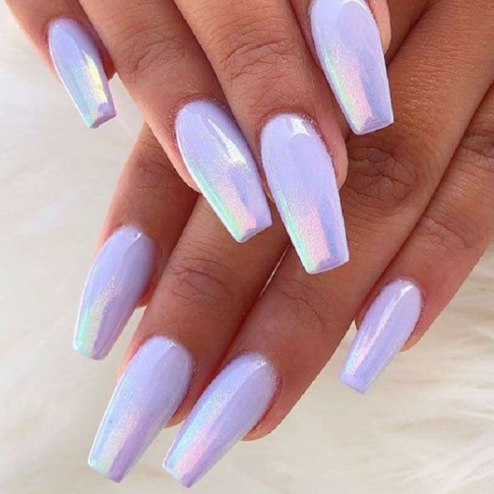 Manicura en tonos lilas con efecto espejo