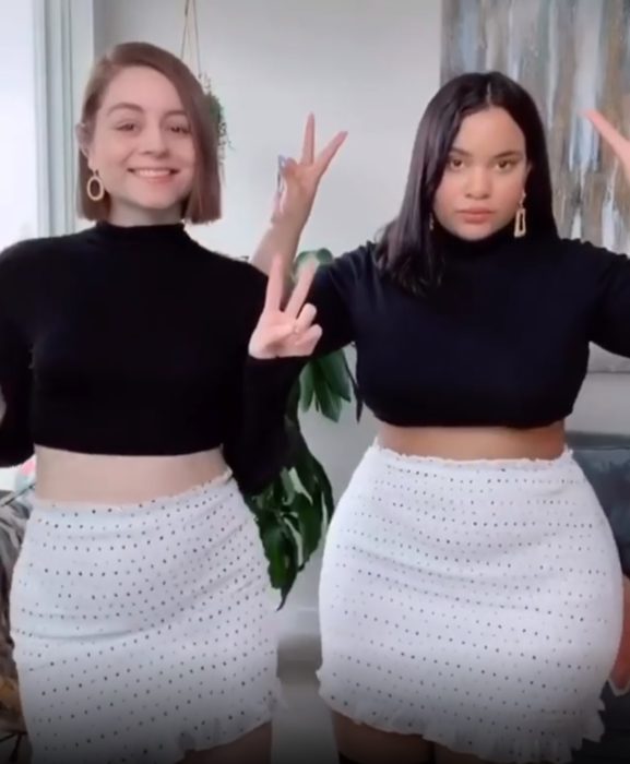 Maria y Denise usando crop top negro y falda blanca con lunares negros