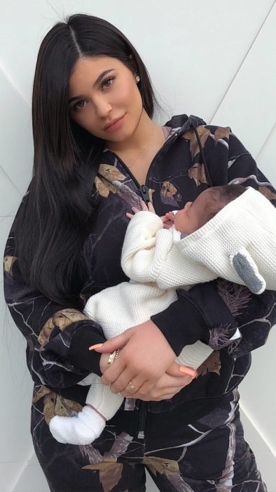 Kylie Jenner con Stormi, días después de su nacimiento