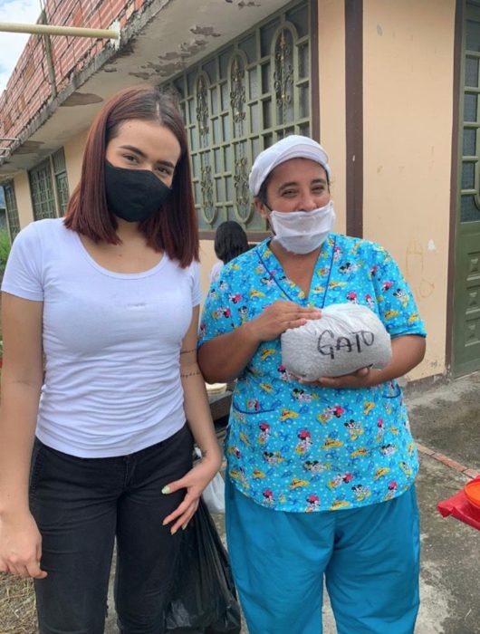 Alejandra Baquero Ayala llevó 150 kilos a mascotas de familias de pocos recursos