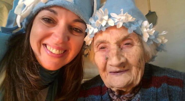 Telma, la anciana que hace cubrebocas para donar
