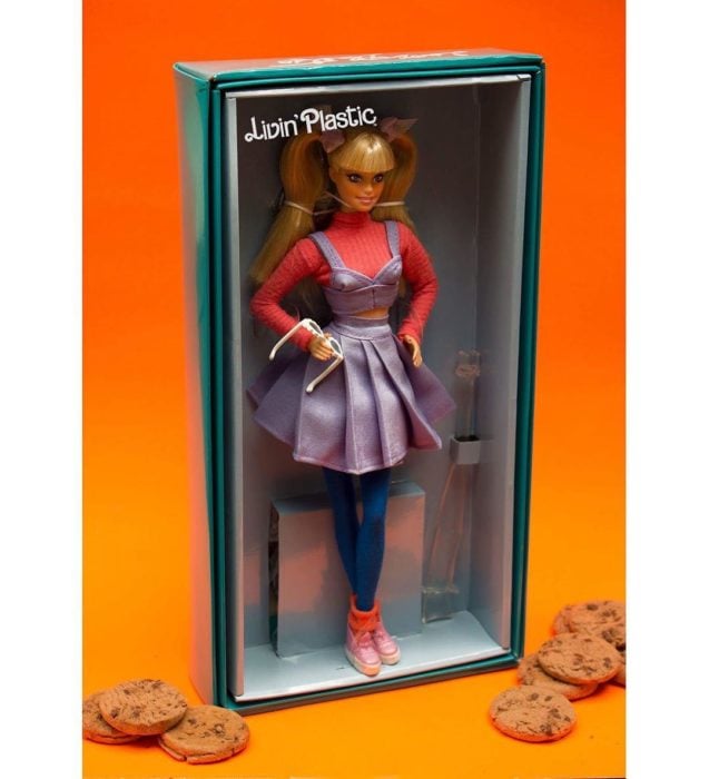 Barbie caracterizada como Angelica Pickles