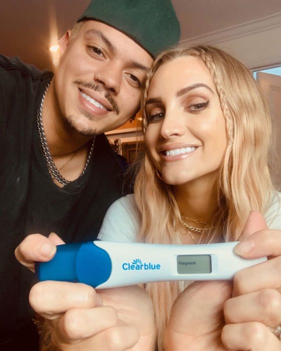 Ashlee Simpson y su pareja dando a conocer su embarazo