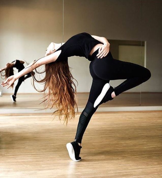 Chica en ropa deportiva practicando posiciones de ballet