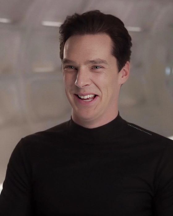 Benedict Cumberbatch usando suéter negro y sonriéndo