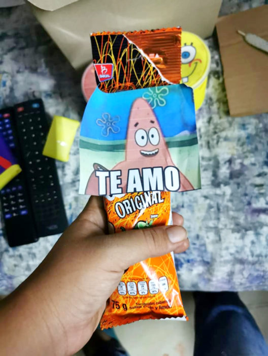 Su mejor amiga le obsequia regalo inspirado en Bob Esponja