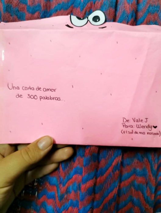 Su mejor amiga le obsequia regalo inspirado en Bob Esponja