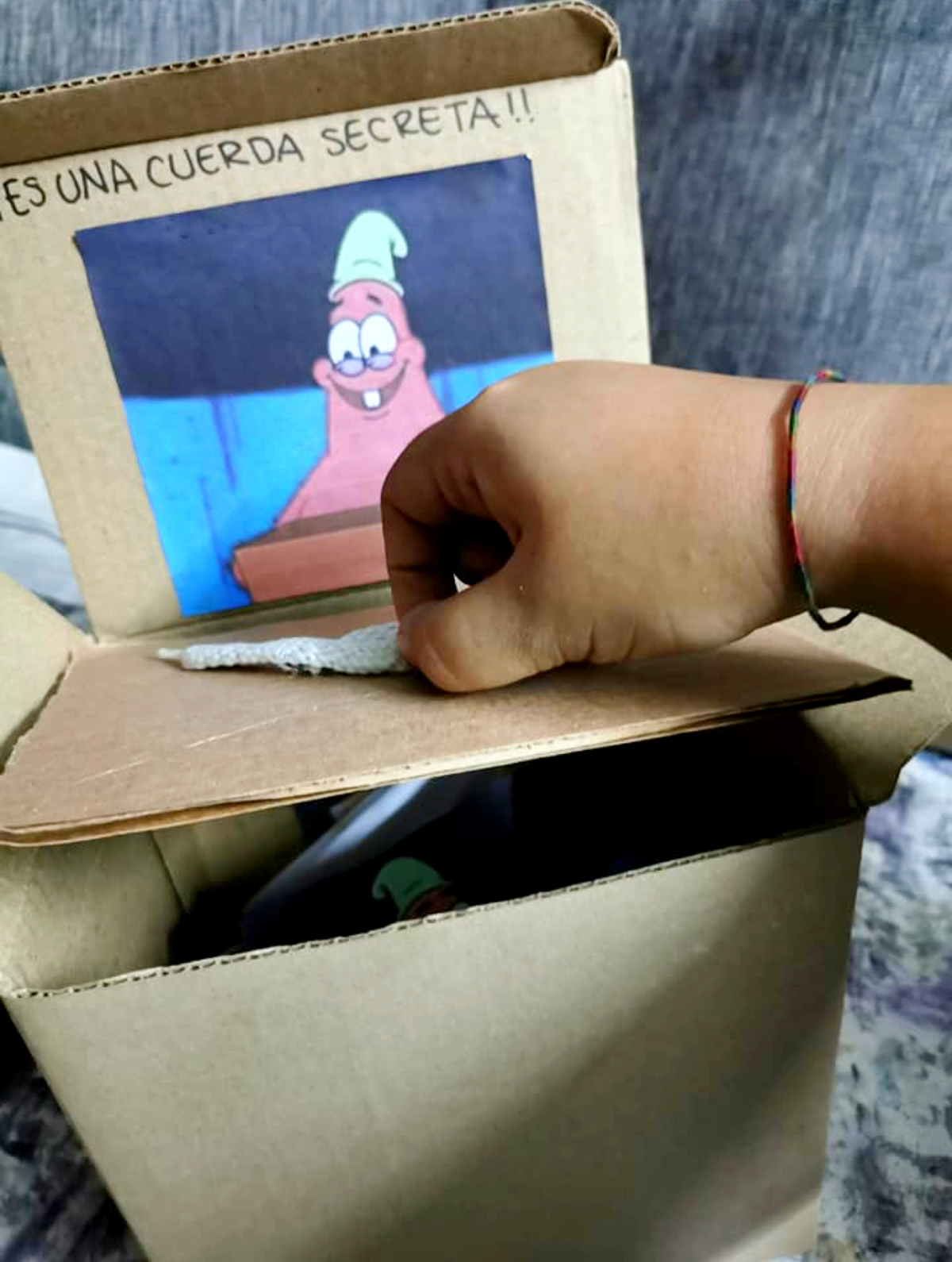 Su mejor amiga le obsequia regalo inspirado en Bob Esponja