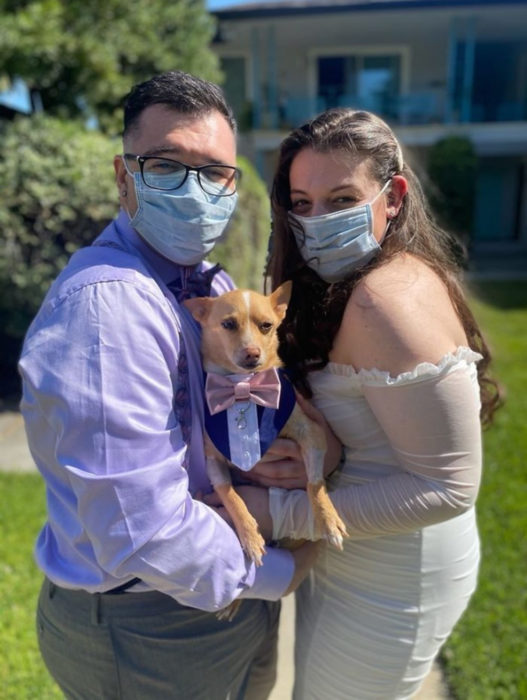 Parejas se casan en medio de cuarentena por coronavirus; esposos con tapabocas y perro con traje en brazos