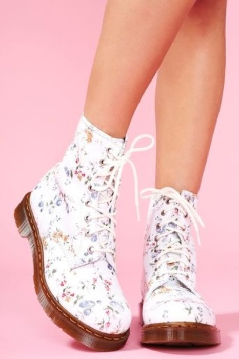 Botines blancos con estilo timberland decoraco con flores pequeñas