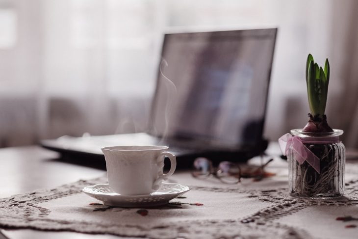 Taza de té y ordenador