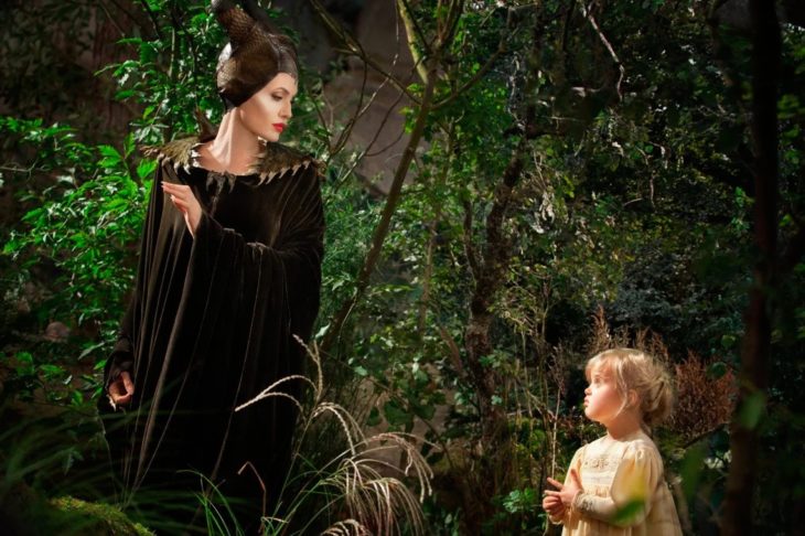 Angelina y Vivienne Jolie-Pitt mirándose a los ojos en un jardín en una escena de la película Maléfica