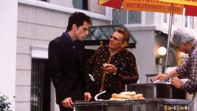 Ben y Jerry Stiller comiendo hot dogs en la calle en una escena de la película Zoolander