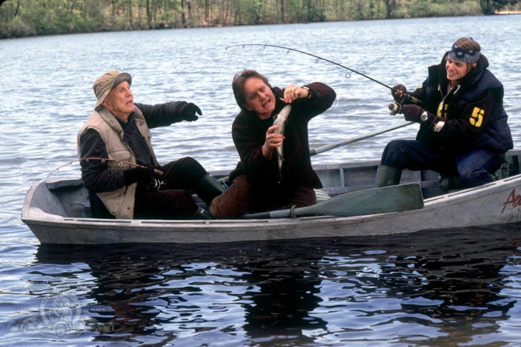Kirk, Michael y Cameron Douglas en un lago, pescando sobre un bote en la película This return the family