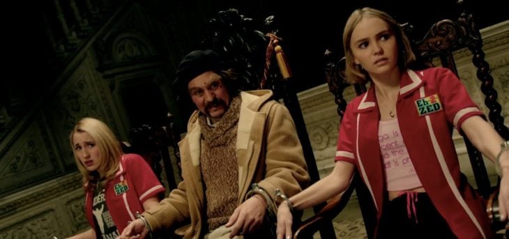 Johnny y Lili Rose-Depp en la película Yoga Horses atados en sillas de madera