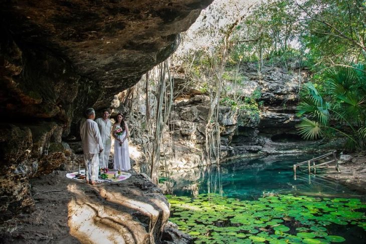 Pareja de novios en una ceremonia maya