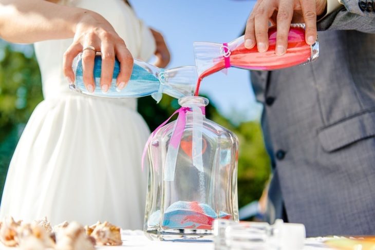 Pareja de novios en una ceremonia de arenas 