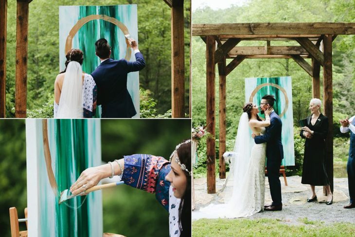 Pareja de novios pintando un lienzo en blanco en una ceremonia del lienzo