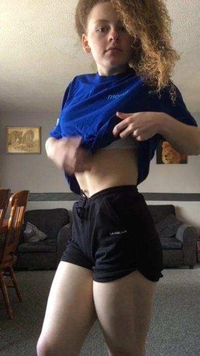 Chica mostrando sus abdominales al bajar de peso solo bailando 