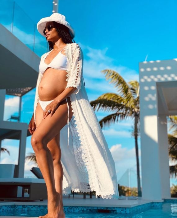 Ciara posando cerca de la piscina mostrando su pancita de embarazo