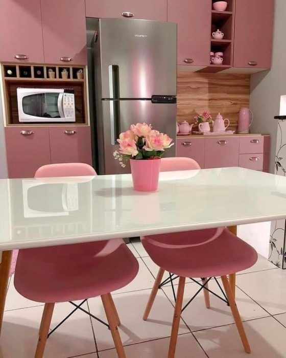 Cocina con muebles color rosa