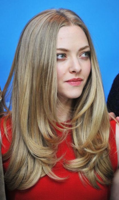 amanda seyfried con capas largas 