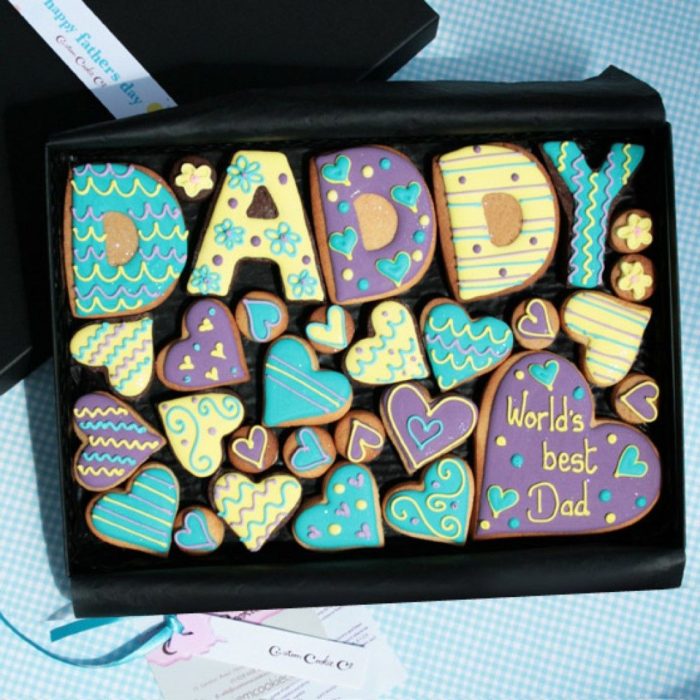 Galletas decoradas para el Día del padre de la palabra "papá" u corazones