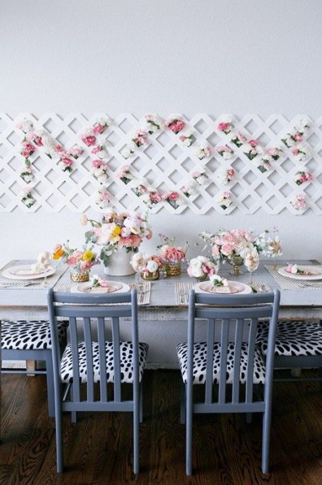 Decoración floral en mesita para el día de las madres