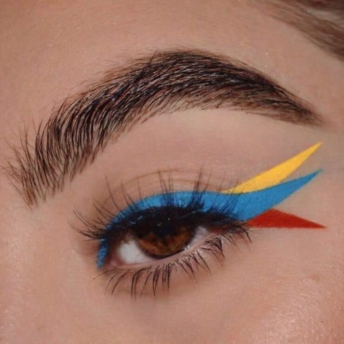 Delineado tricolor en azul, amarillo y rojo