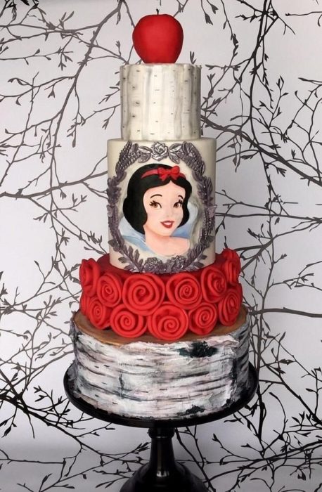 Pastel decorado, inspirado en Blancanieves