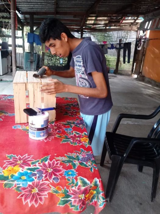 Elías lijando las rejas de madera