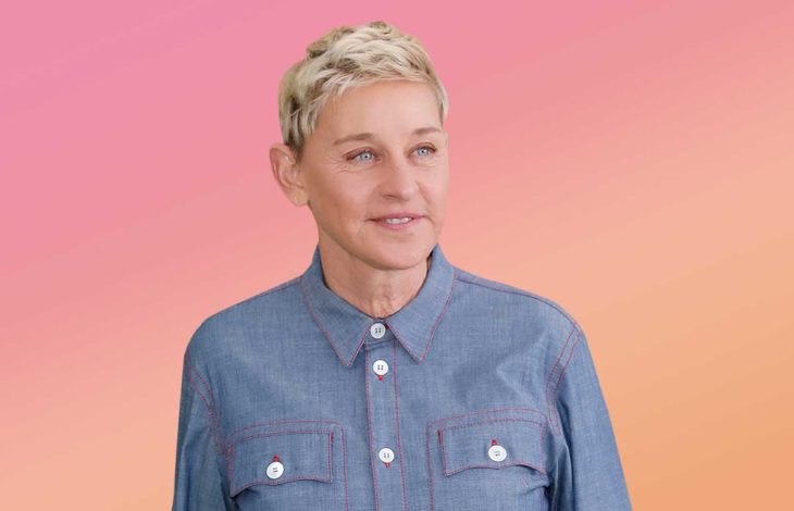 Ellen DeGeneres usnado camisa azul tipo denim