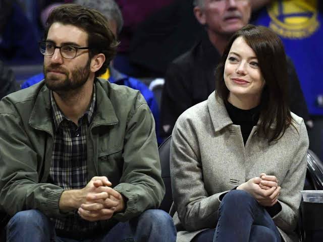 Emma Stone y Dave McCary viendo un partido de basquetball 