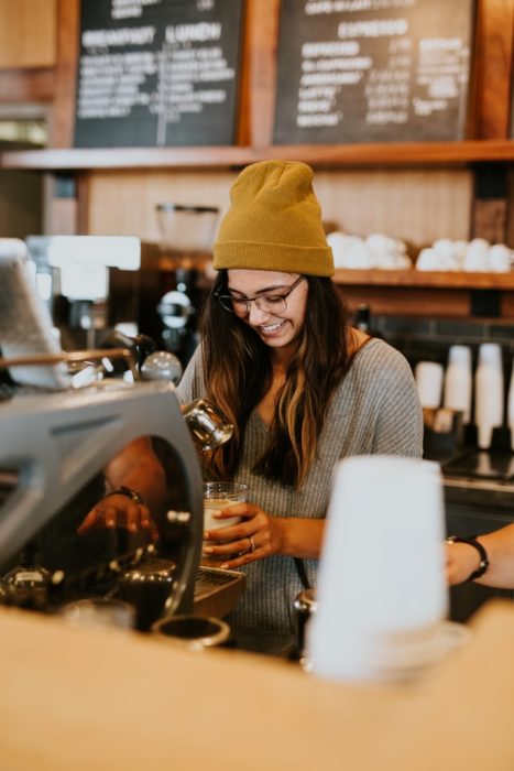 Chica trabajando en una cafetería