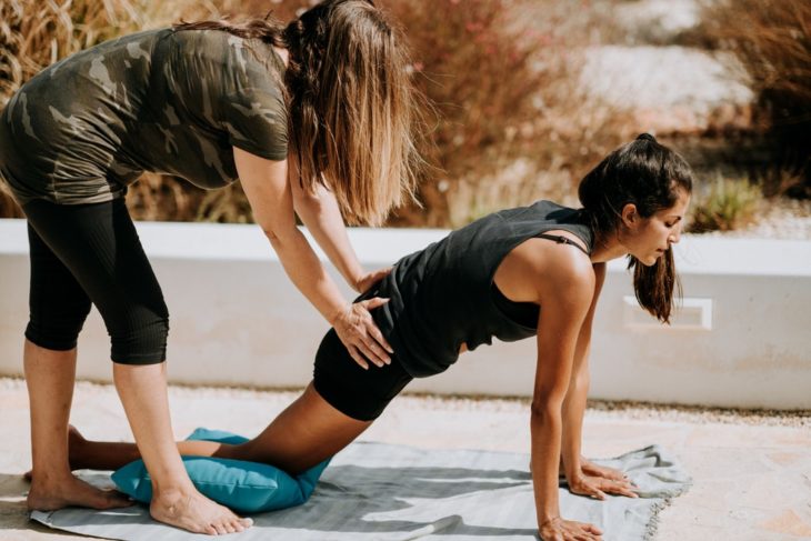 Chicas realizando estiramiento de músculos