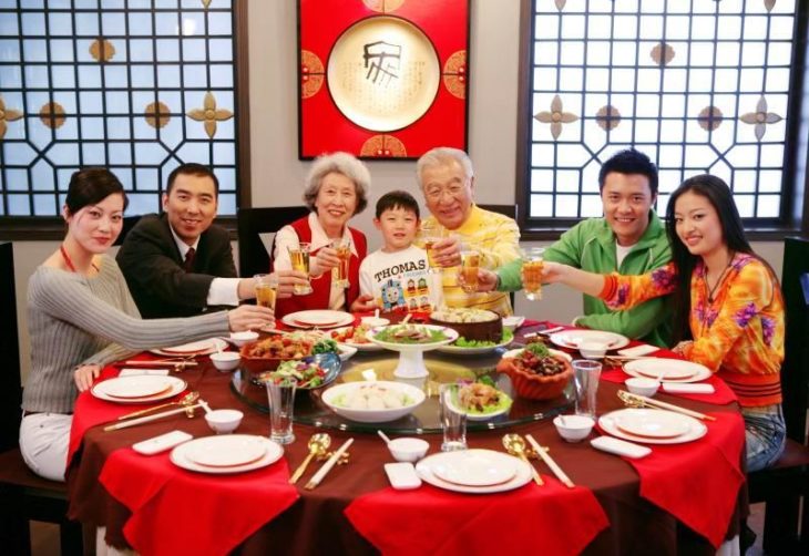 Familia coreana comiendo