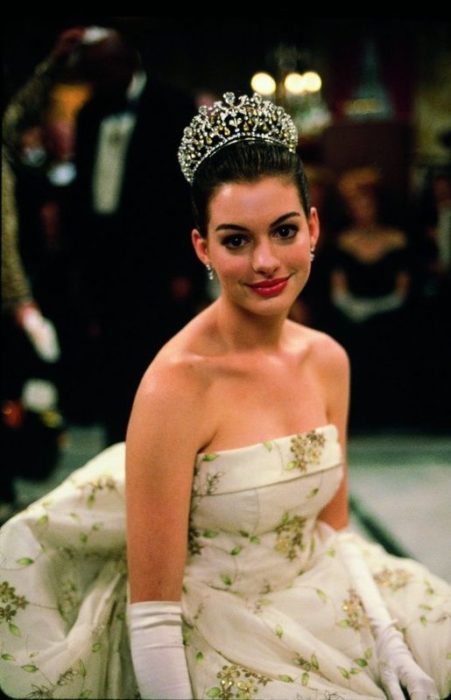 Personaje de Mia thermopolis usando una tiara el día de su coronación 