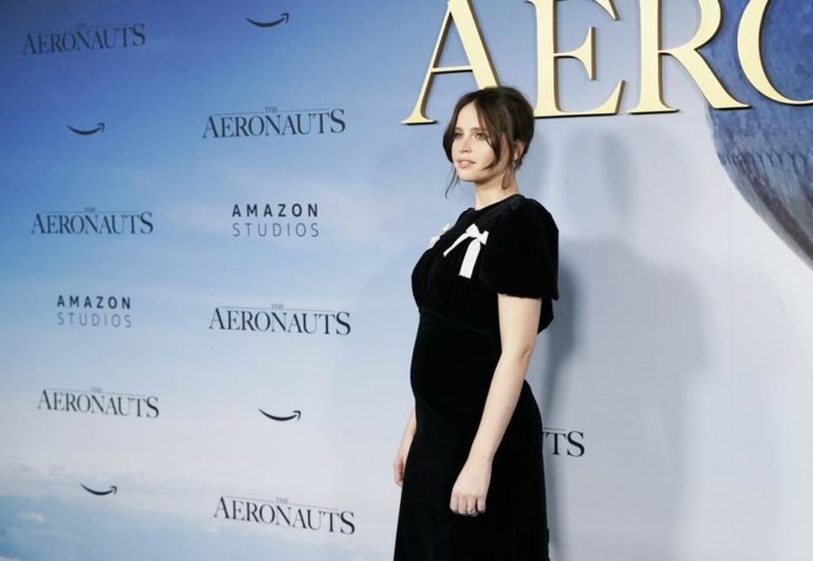 Felicity Jones en la premier de Aeronauts, dejando ver su pancita de embarazo