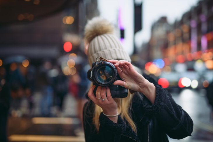 Chica tomando fotografías